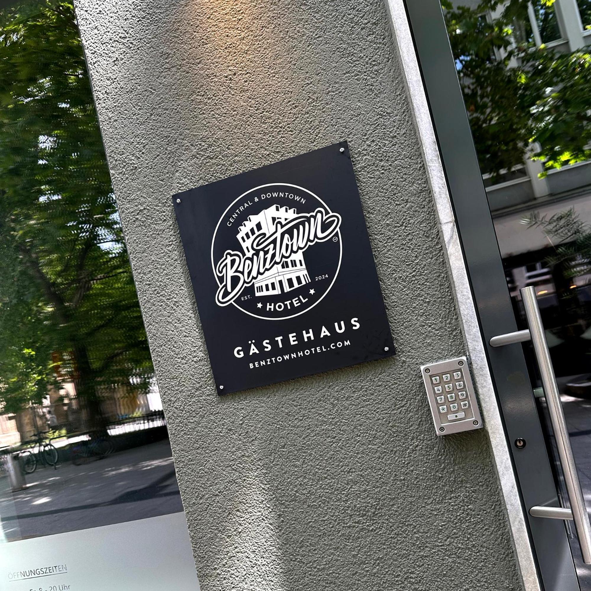 Benztown Hotel Gaestehaus Stuttgart Bagian luar foto
